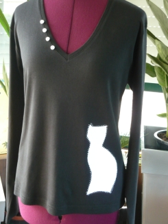a-Tee-shirt noir motif chat blanc