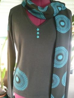 c-ensemble tee-shirt noir manches longues motifs turquoises et écharpe